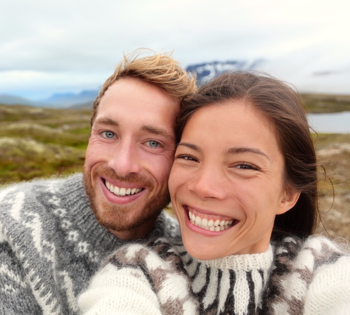 Iceland couple before automatic photo retouching